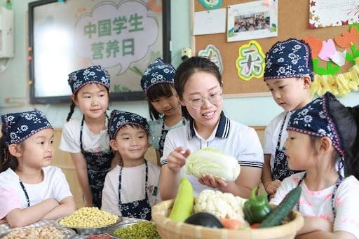 A teacher teaches children to balance their diets in a kindergarten in Handan, north China's Hebei province. (Photo by Li Hao/People's Daily Online) A teacher teaches children to balance their diets in a kindergarten in Handan, north China's Hebei province. (Photo by Li Hao/People's Daily Online)