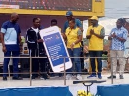 Emmanuel Ansu Gyeabour Recieving His Donation from mtn