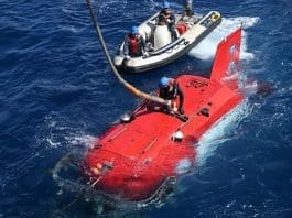 Pic: A hydronaut unhitches the rope on the crewed submersible Shenhai Yongshi (Deep Sea Warrior) from the scientific research ship Tan Suo Yi Hao (Discovery One) to make preparations for underwater investigation in the South China Sea, May 26, 2023. (Xinhua/Pu Xiaoxu)