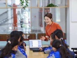A music teacher instructs students to use AI music software in a middle school in Xinghua, east China's Jiangsu province. (Photo by Zhou Shegen/People's Daily Online)