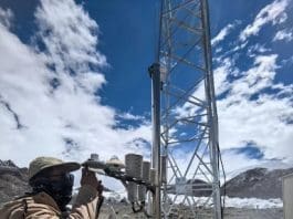 A technician performs maintenance at an automatic weather station in Amdo county. (Photo courtesy of the meteorological bureau of Amdo county)