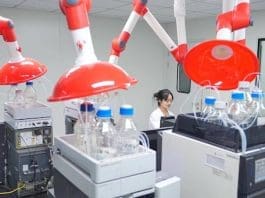 A technician works in a laboratory of a biomedicine company southwest China's Chongqing municipality. (Photo by Qin Tingfu/People's Daily Online)