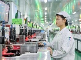 A woman works on a smart production line at a facility of Jiangxi Lanke Semiconductor Co., Ltd. based in east China's Jiangxi province. (Photo by Wei Dongsheng/People's Daily Online)