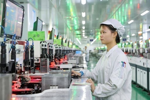 A woman works on a smart production line at a facility of Jiangxi Lanke Semiconductor Co., Ltd. based in east China's Jiangxi province. (Photo by Wei Dongsheng/People's Daily Online)