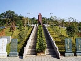 Photo shows a monument commemorating the Nanyang Volunteer Drivers and Mechanics in Dehong, southwest China's Yunnan province. (Photo courtesy of the media center of Ruili, Yunnan province)