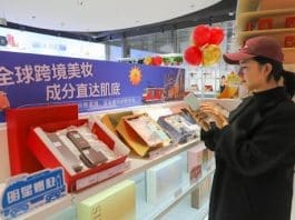 A customer shops for goods imported via China-Europe freight trains at a store in Yinchuan, capital of northwest China's Ningxia Hui autonomous region. (Photo by Wen Rui/People's Daily Online)