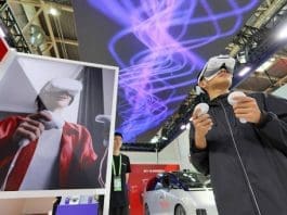 A man experiences interactive games at the exhibition booth of Qualcomm at the third China International Supply Chain Expo, Beijing, July 17, 2025. (Photo by Tang Ke/People's Daily Online)