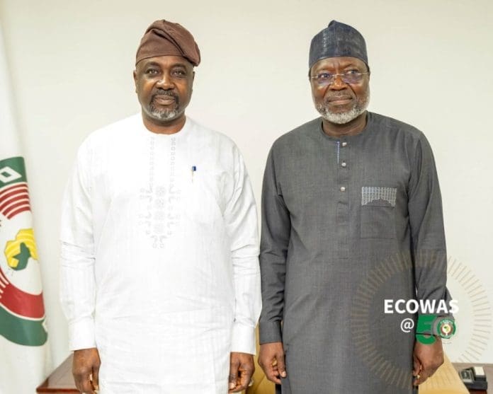 Dr Omar Alieu Touray Et Adedeji Ebo En Blanc