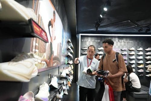 A Spanish tourist shops in a shopping mall in Guangzhou, south China's Guangdong province. (Photo/Fan Keli) A Spanish tourist shops in a shopping mall in Guangzhou, south China's Guangdong province. (Photo/Fan Keli)